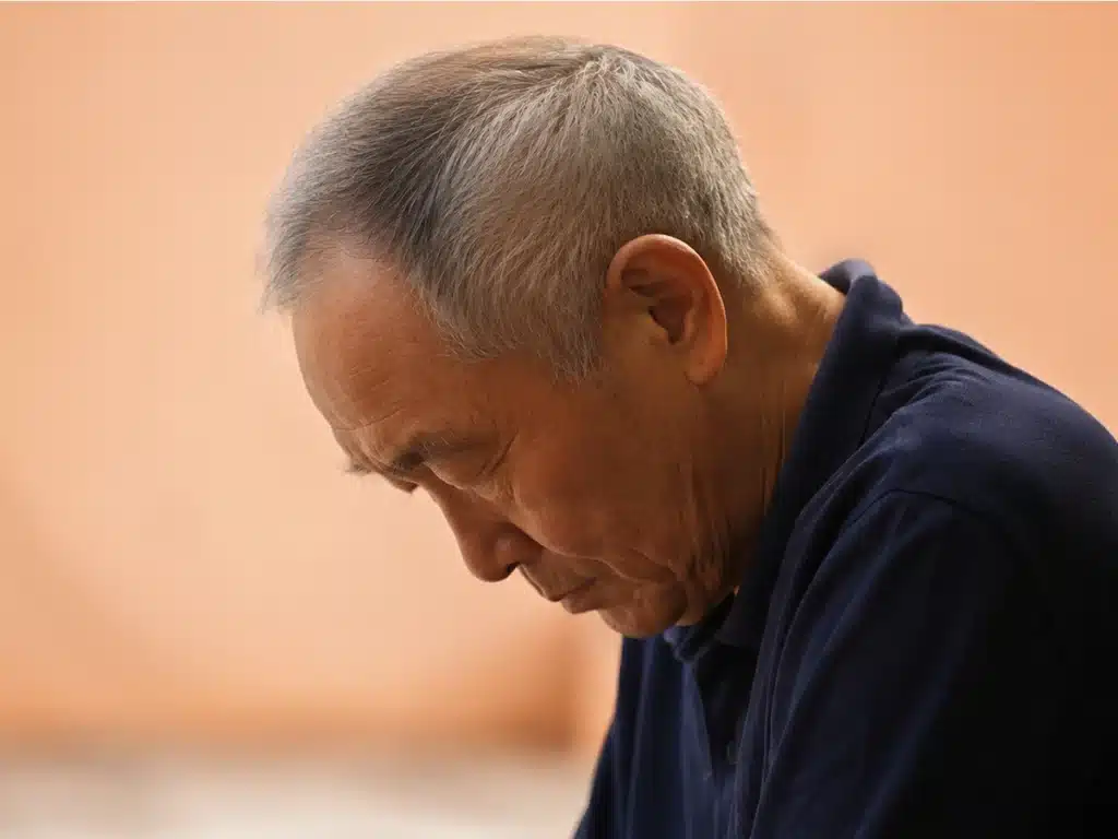 화를 참기보다 건강하게 표현할 수 있는 5가지 단계 1 화를 참는 남성 노인