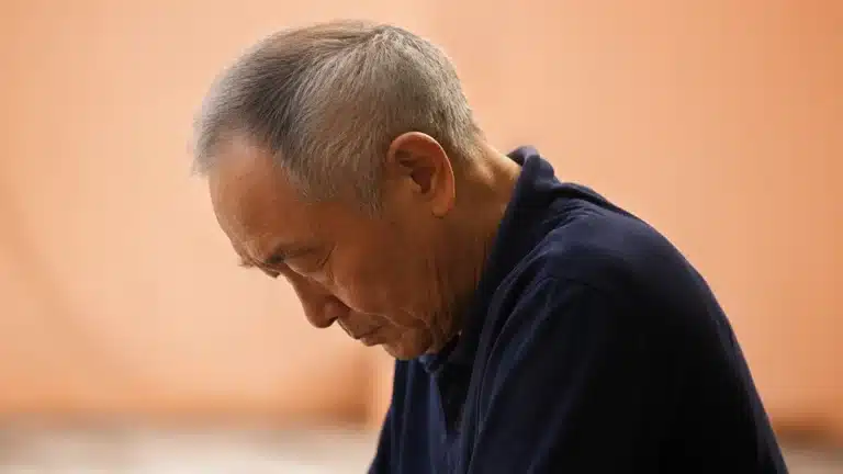 화를 참는 남성 노인